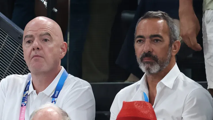 Youri Djorkaeff ao lado de Gianni Infantino.