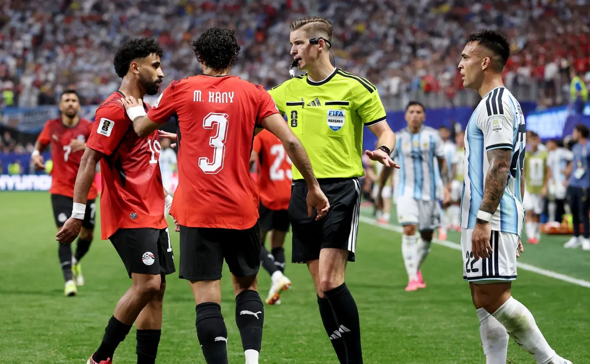 Argentina foi beneficiada? Anulação de gol do Egito pelo VAR vira grande debate