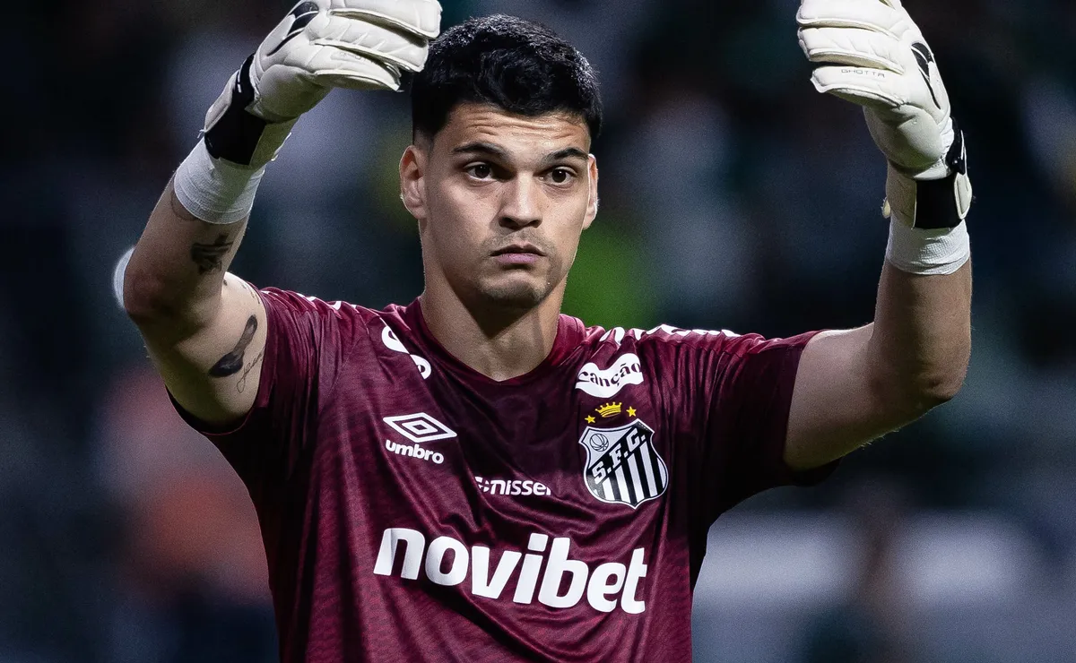 Santos não recebe ofertas grandes por Gabriel Brazão e goleiro pode permanecer no clube