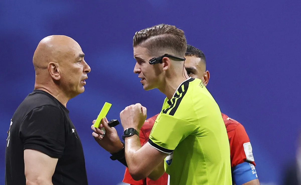 Decisões da arbitragem em Argentina x Egito deixam a web revoltada; Carragher vê erro no gol anulado