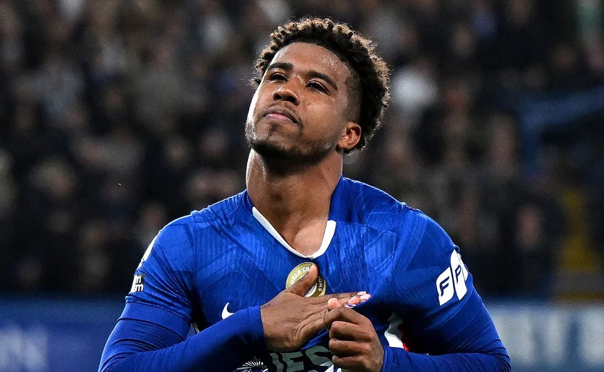 Manchester United aceita pagar R$ 345 milhões pela contratação de Andrey Santos, revelado pelo Vasco