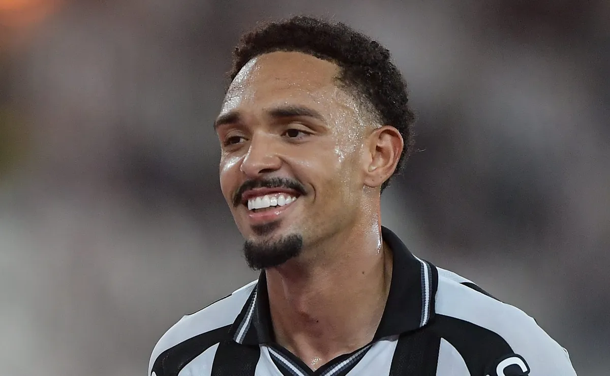 Flamengo sondou o lateral-direito Vitinho, do Botafogo, mas desistiu da negociação