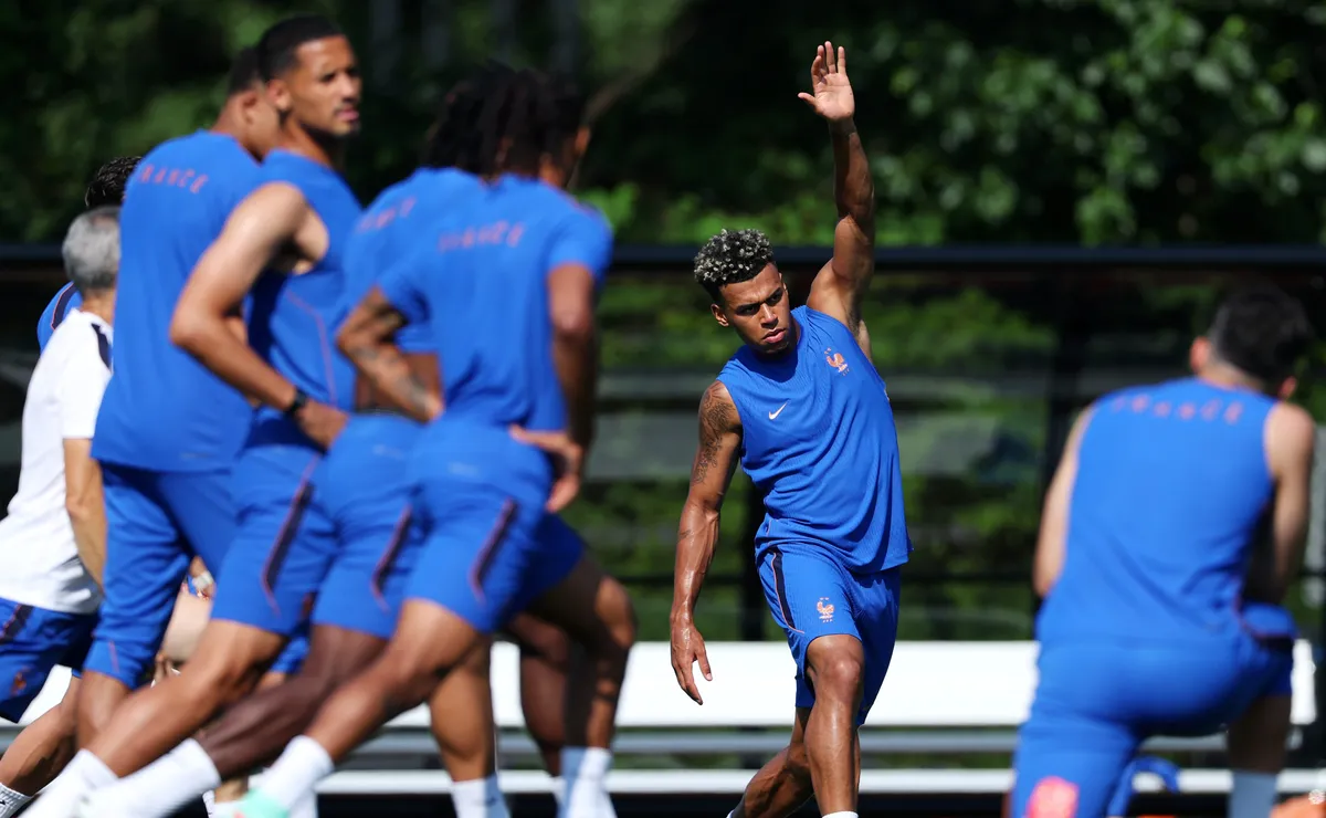 Doué, Olise e Cherki comandam altinha em treino da França antes das quartas da Copa