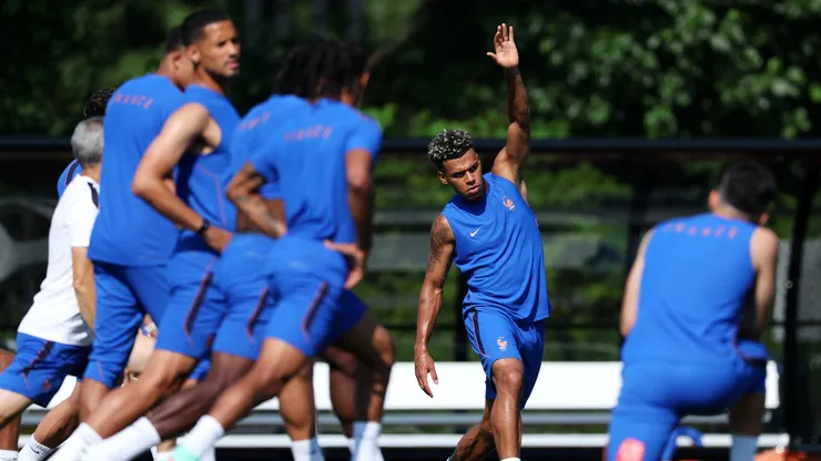 Desire Doue treina durante uma sessão de treinamento da seleção francesa. (Photo by Molly Darlington/Getty Images)