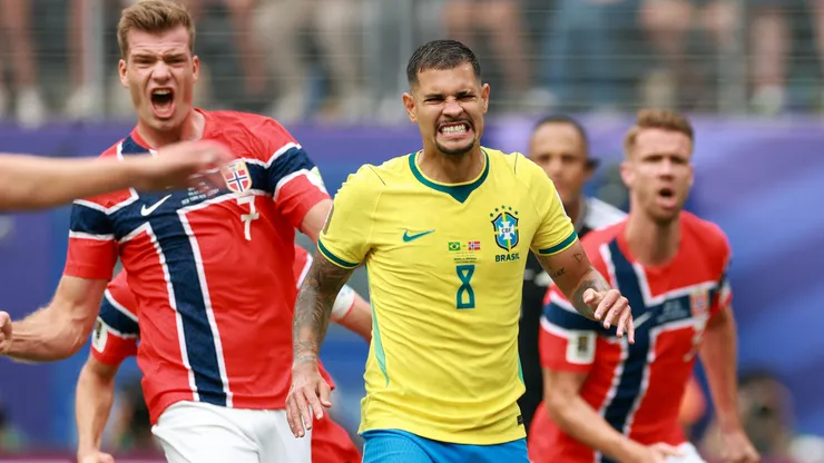 Zico defende Bruno Guimarães após pênalti perdido em eliminação da Seleção Brasileira. Foto: Elsa/Getty Images