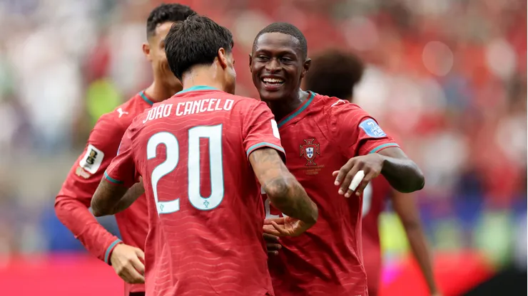 Nuno Mendes, Cristiano Ronaldo e João Cancelo durante a partida da Copa do Mundo entre Portugal e Uzbequistão. (Photo by Michael Steele/Getty Images)