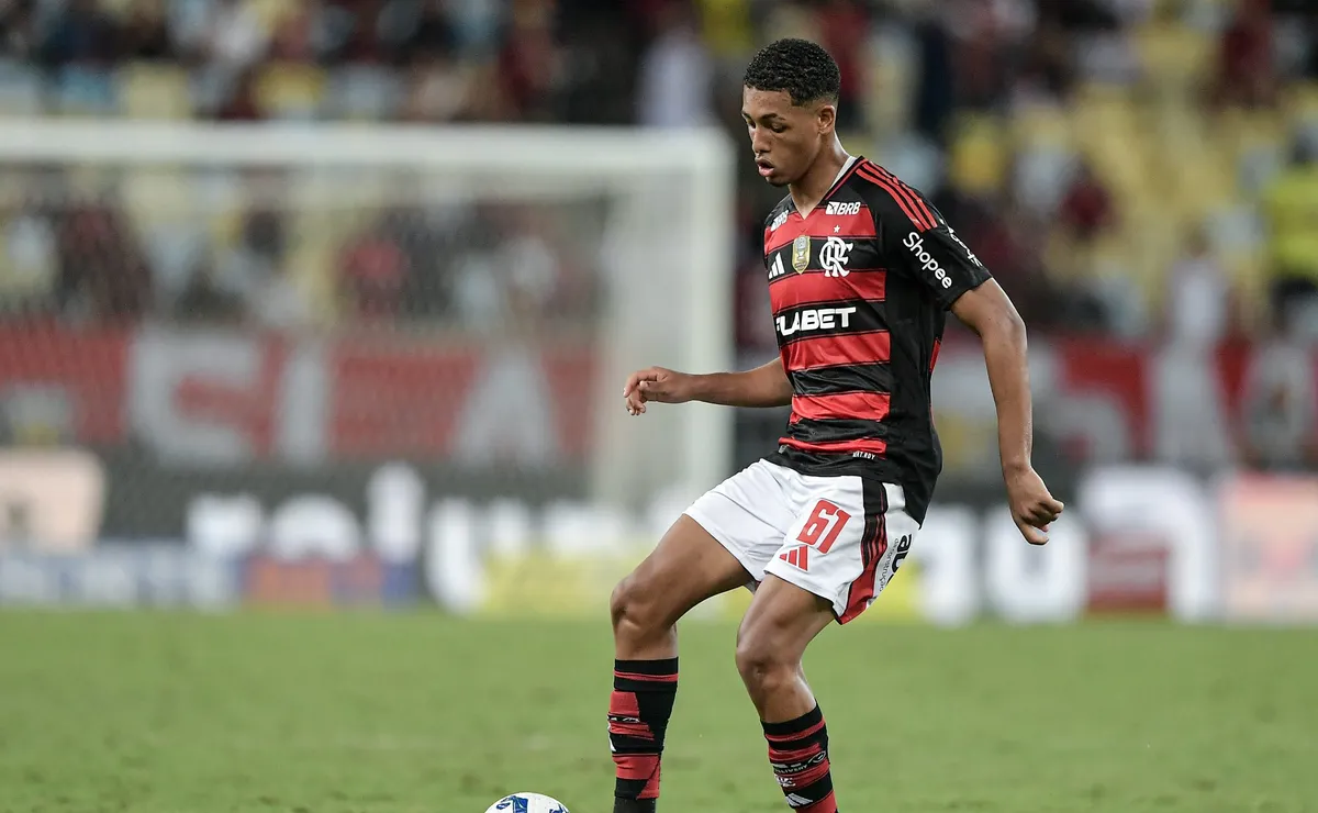 Flamengo descarta contratar zagueiro e aposta em João Victor para a sequência da temporada