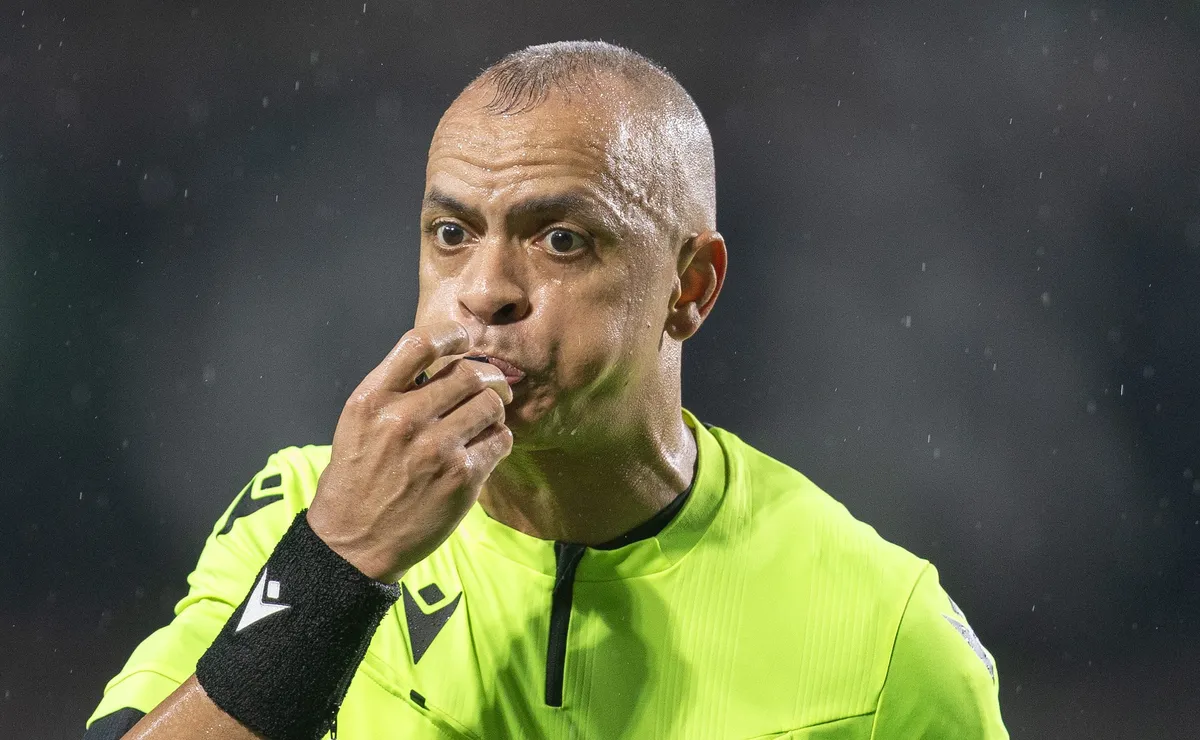 Wilton Pereira Sampaio brilha sob os olhos da Fifa e escancara a toxicidade do Brasileirão