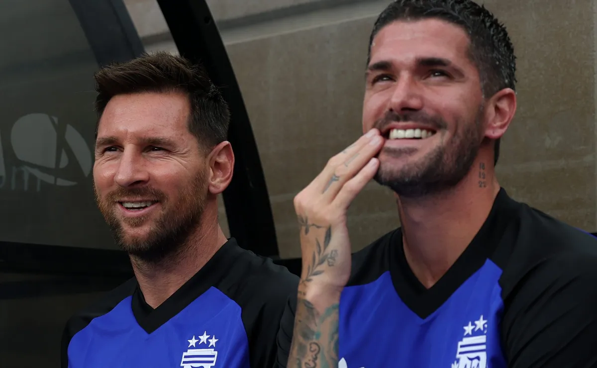 De Paul destaca liderança de Messi na seleção da Argentina: “Nos toca muito forte no sentimental”