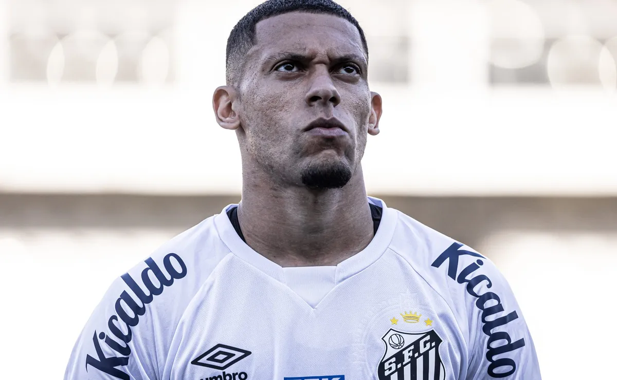 Cuca autoriza e Santos acerta saída de Alex Nascimento à Ponte Preta por empréstimo