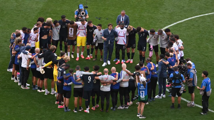 Jogadores e membros da comissão técnica dos Estados Unidos reúnem-se em roda após a derrota da equipe por 1 a 4 contra a Bélgica. (Photo by David Ramos/Getty Images)