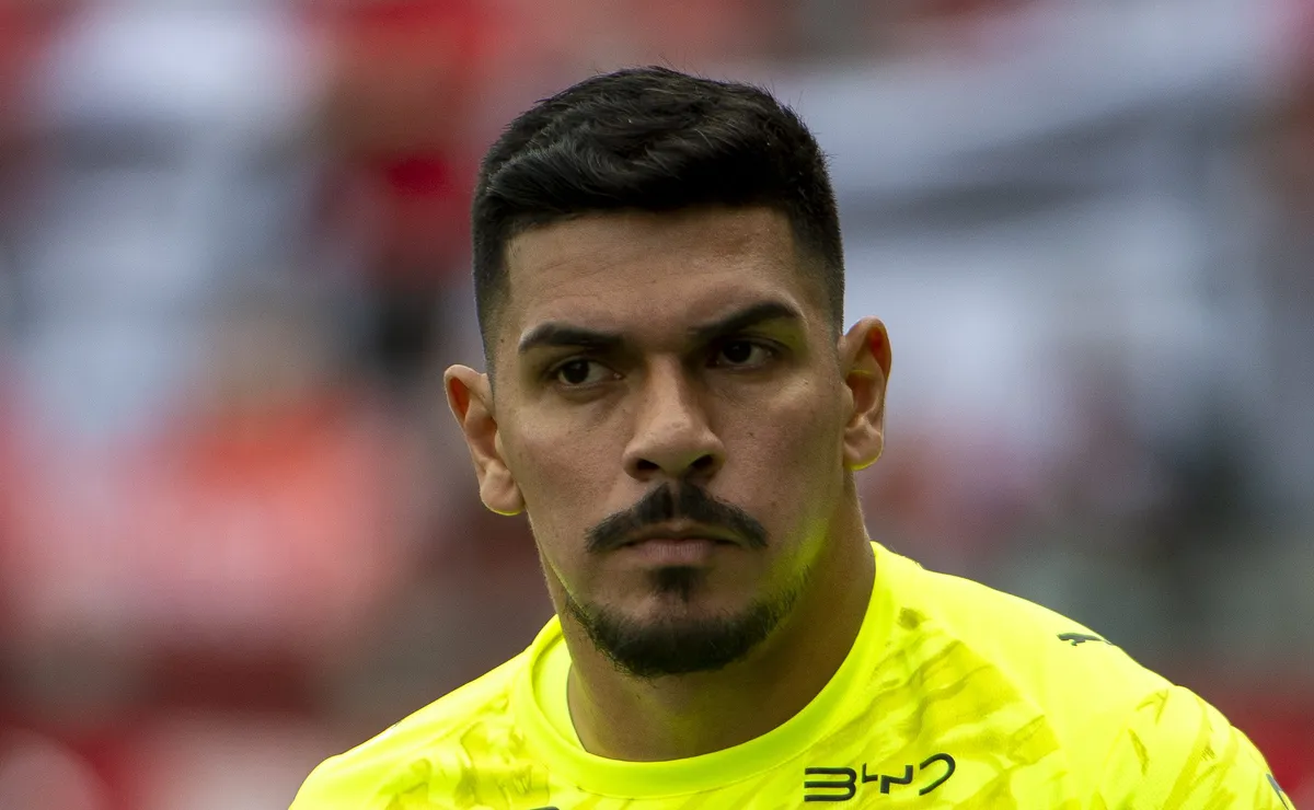 João Paulo recusa o Corinthians e vai ficar no Santos para disputar posição com Gabriel Brazão