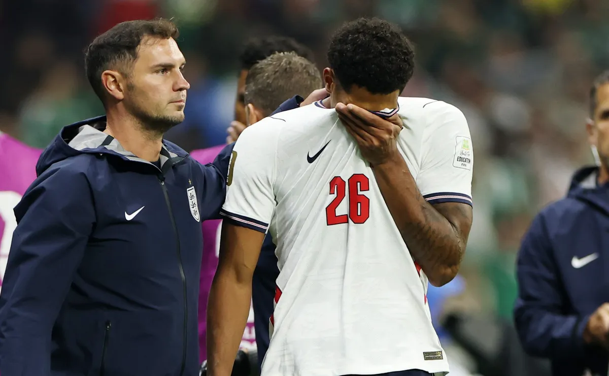 Quansah é suspenso por dois jogos na Copa e decisão da FIFA revolta a Inglaterra