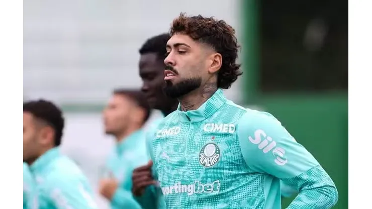Barboza treina no gramado da Academia de Futebol, centro de treinamento do Palmeiras — Foto: Cesar Greco/Palmeiras/by Canon