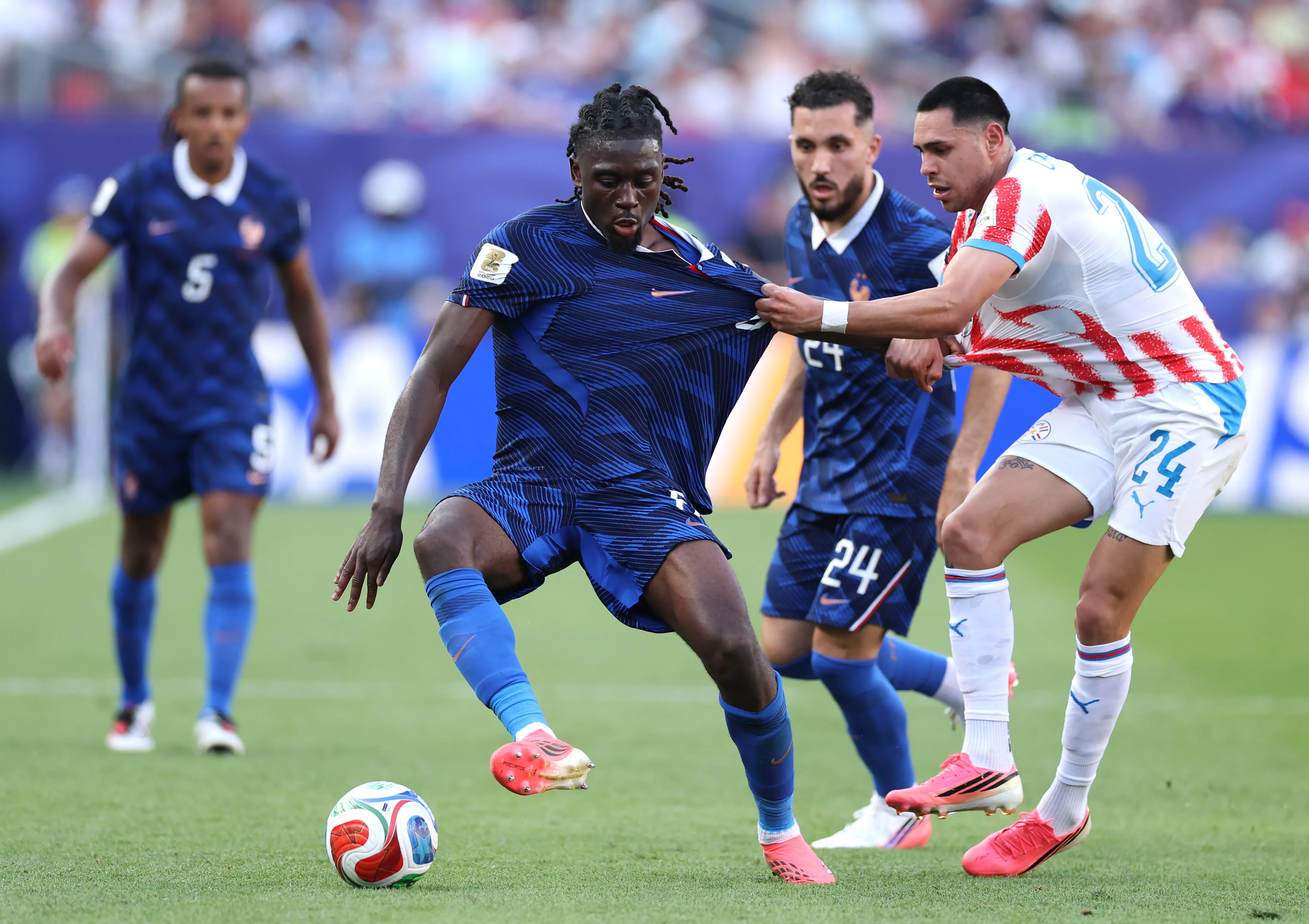 Caballero marca Koné em derrota do Paraguai para a França nas oitavas de final da Copa – Foto: Dan Mullan/Getty Images