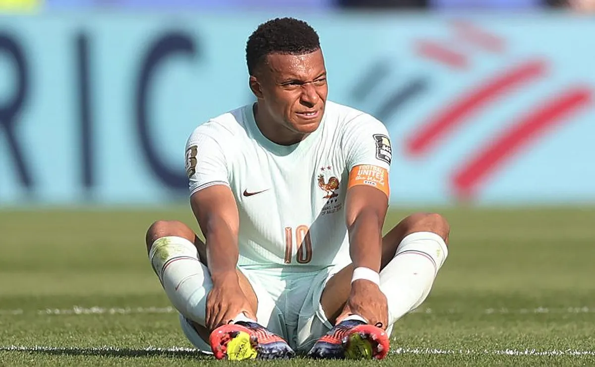 Mbappé preocupa França para semifinal da Copa após cair em campo e deixar partida contra Marrocos
