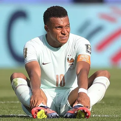 Mbappé cai em campo, deixa partida da França e gera preocupação