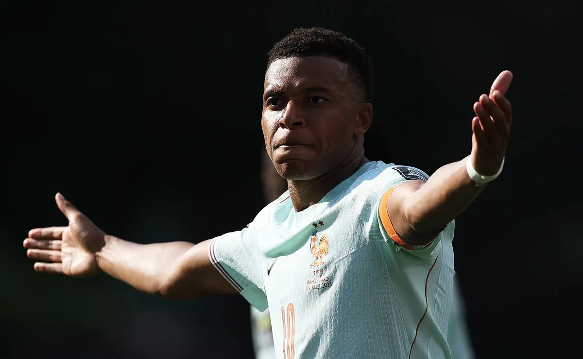 Mbappé dá volta por cima após errar pênalti e comanda classificação da França contra Marrocos na Copa