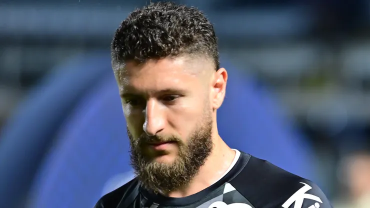 Zé Rafael em campo durante jogo na Vila Belmiro.