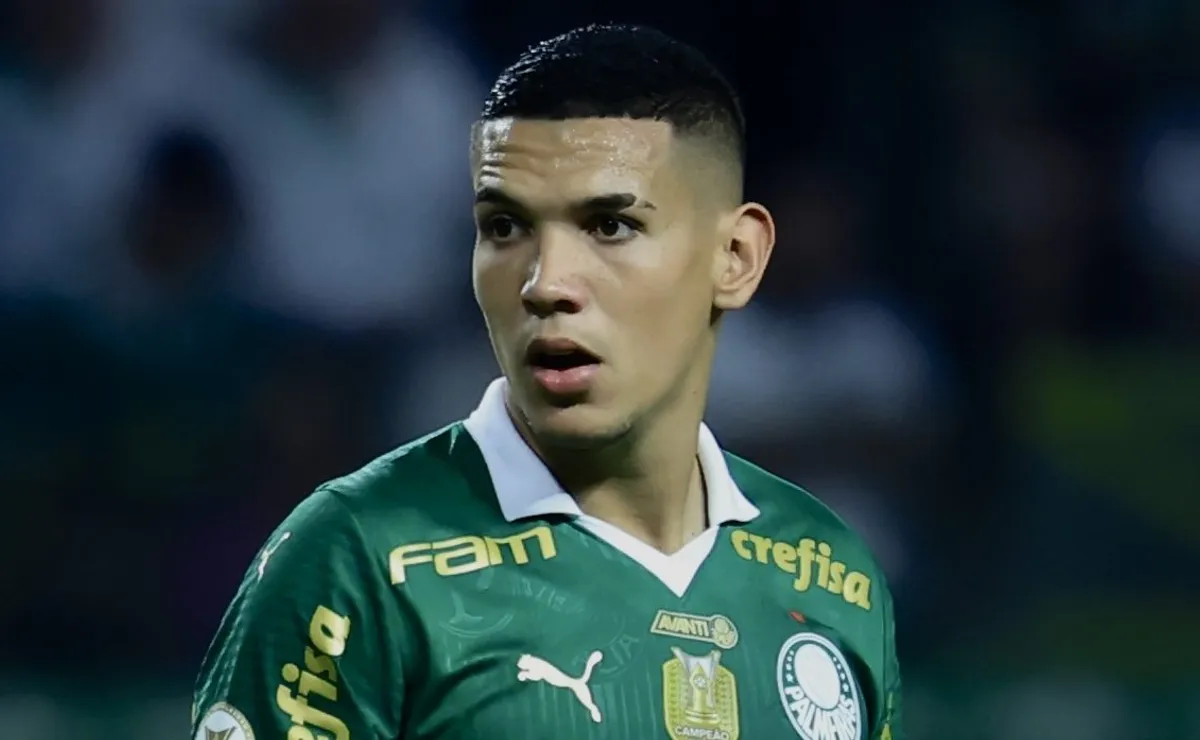 Palmeiras oferece R$ 120 milhões e inclui Naves em proposta ao Botafogo por Danilo