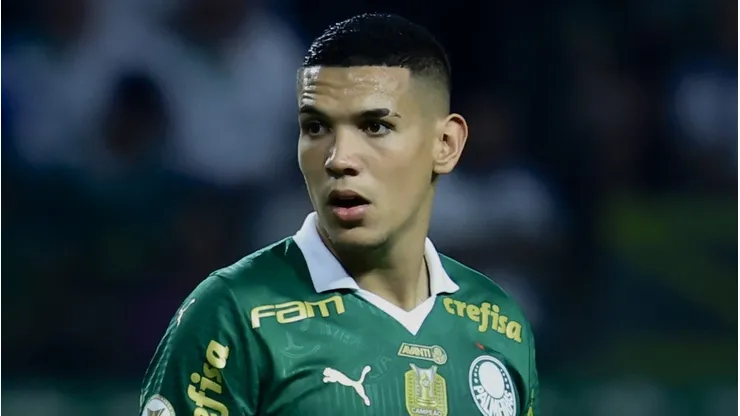 Fora dos planos de Abel, Naves pode ir para o Botafogo em negociação por Danilo