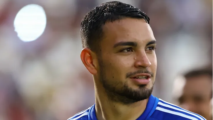 Fabrizio Peralta, jogador do Cruzeiro durante aquecimento antes da partida contra o Bragantino no estadio Nabi Abi Chedid pelo campeonato Brasileiro A 2024. Foto: Joisel Amaral/AGIF