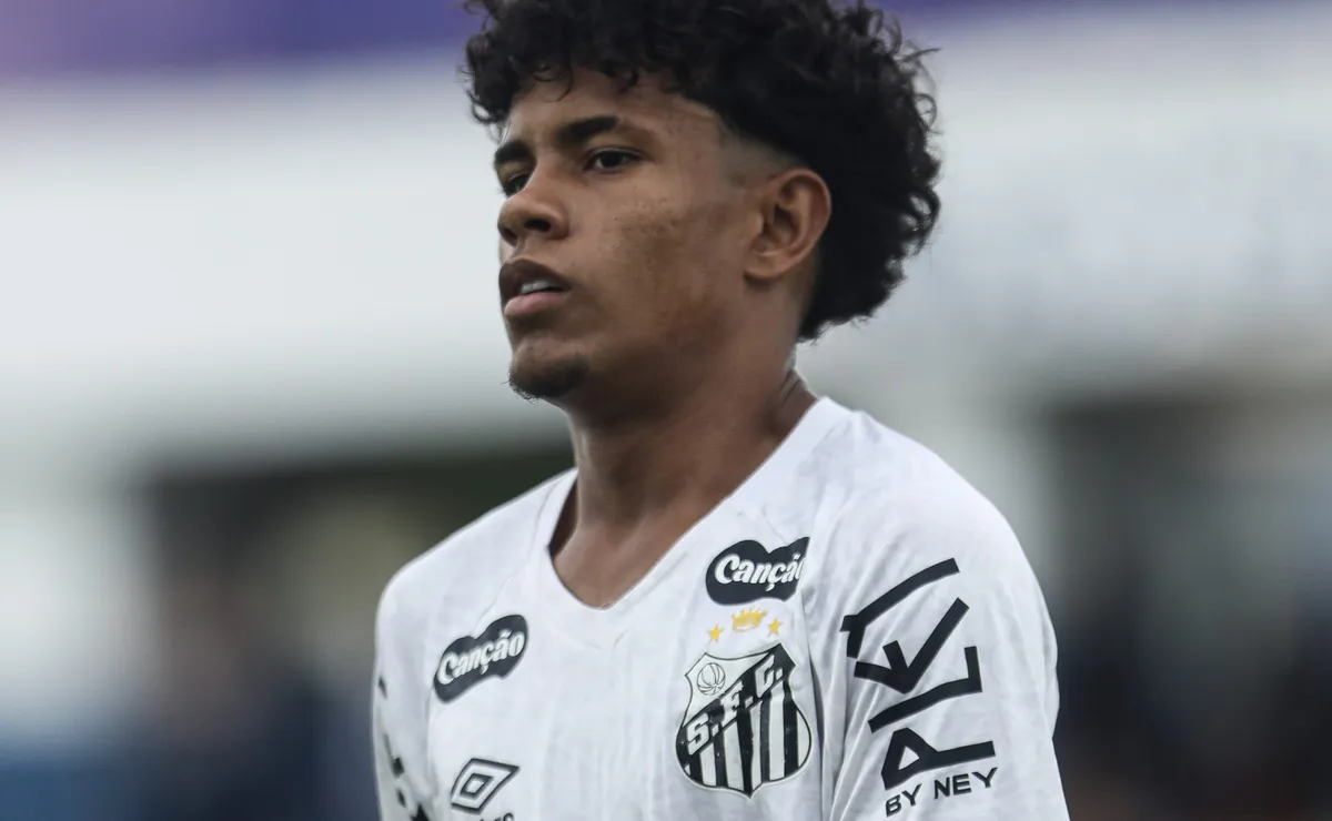 Nadson chama atenção de Cuca e pode ter chances no profissional do Santos em breve