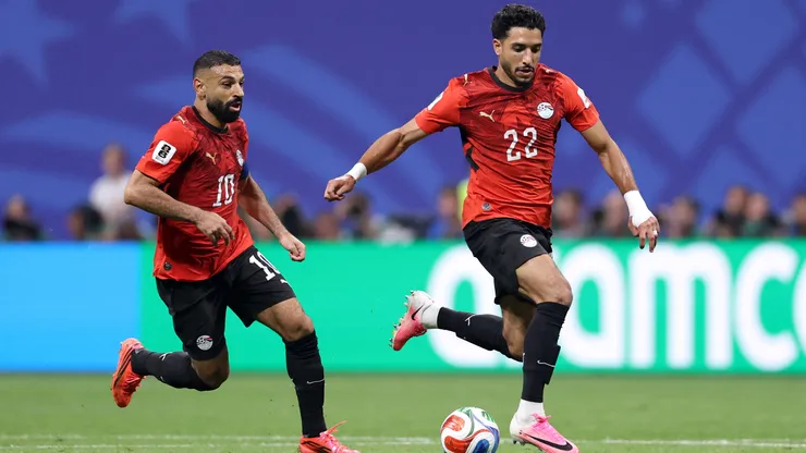 Mohamed Salah e Omar Marmoush disputam a bola durante a partida das oitavas de final da Copa do Mundo entre Argentina e Egito. (Photo by Buda Mendes/Getty Images)