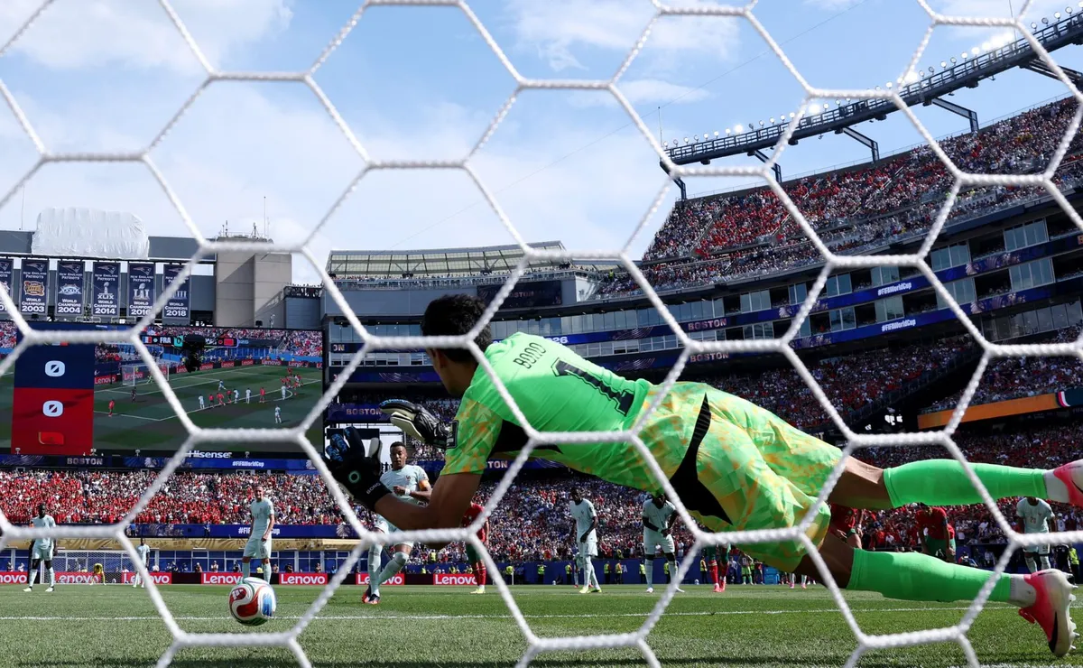 Bounou para Mbappé, faz história e alcança recorde inédito entre goleiros em Copas do Mundo