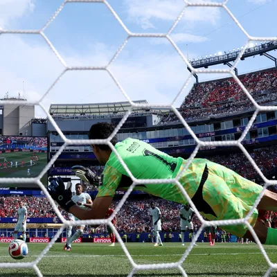 Bounou faz história após defender pênalti de Mbappé na Copa
