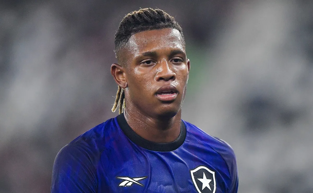 Danilo recebe sondagens da Europa na casa dos 35 milhões de euros e Botafogo prioriza venda para o exterior