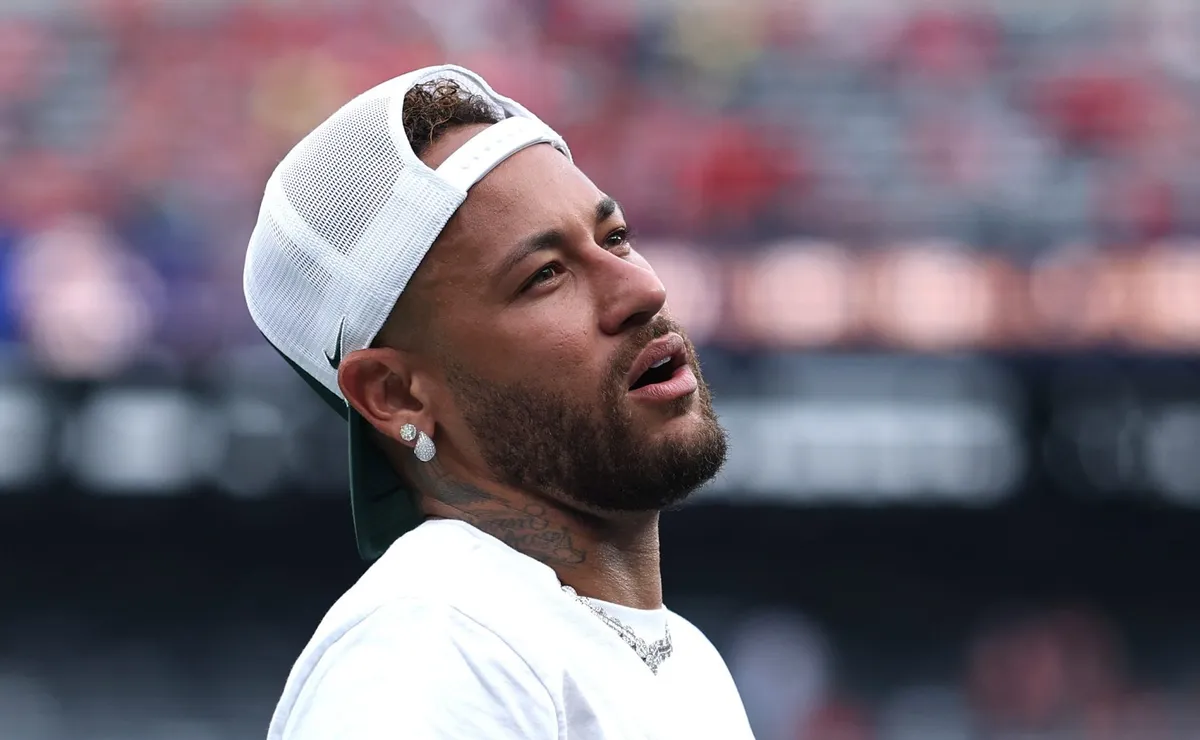 Neymar divide opiniões por lances em treino do Santos e encaminha volta aos gramados