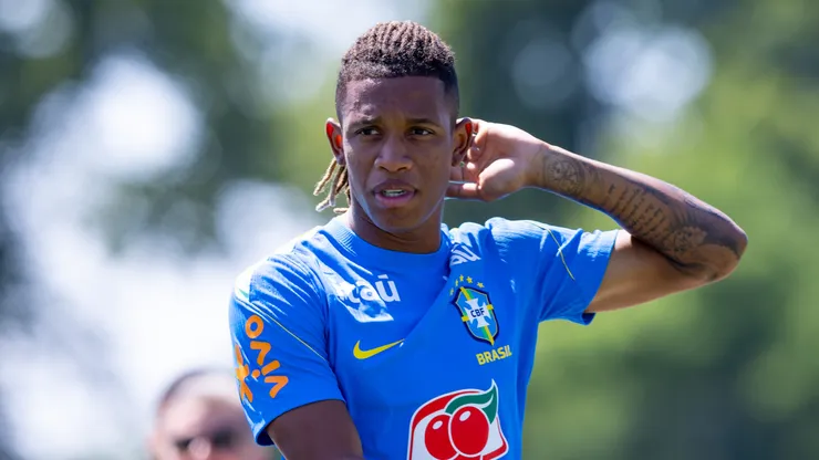 Danilo em treino da Seleção Brasileira