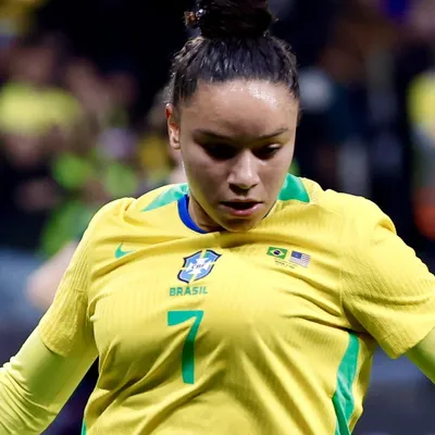 Dudinha é operada após romper o LCA em amistoso da Seleção