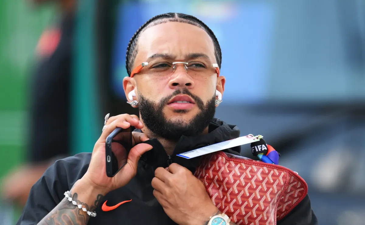 Torcida do Corinthians aprova saída de Memphis Depay após novela no fim do contrato: “Seria bom”
