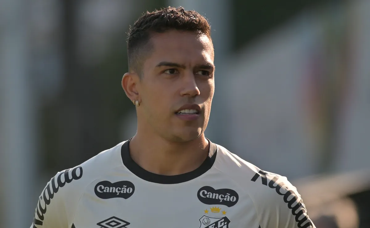 Igor Vinícius treina normalmente e pode reforçar time de Cuca em Botafogo x Santos pelo Brasileirão