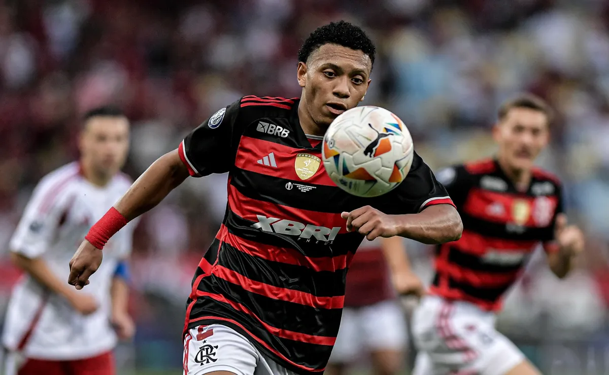 Flamengo recebe proposta do Porto por Daniel Sales e avalia futuro do lateral-direito