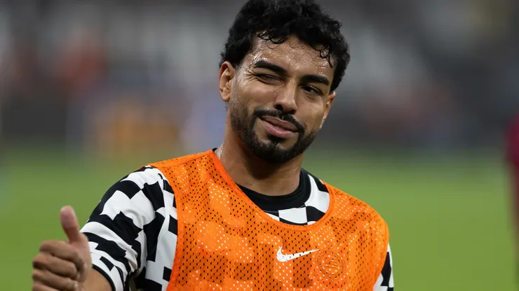 Matheus Bidu jogador do Corinthians comprimento torcedores durante partida contra o Barra. Foto: Joisel Amaral/AGIF