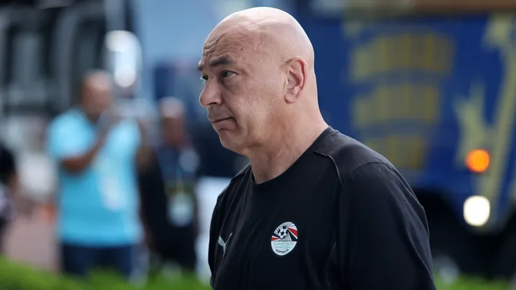 Hossam Hassan, técnico do Egito, chega ao estádio antes da partida das oitavas de final da Copa do Mundo. (Photo by Buda Mendes/Getty Images)