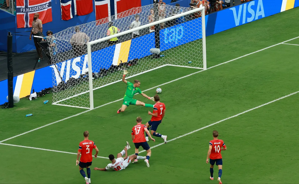 FIFA se pronuncia sobre polêmica de toque em gol de Bellingham em Inglaterra x Noruega na Copa