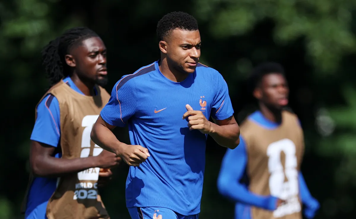 Seleção Francesa realiza treino com a bola da final da Copa do Mundo de 2026