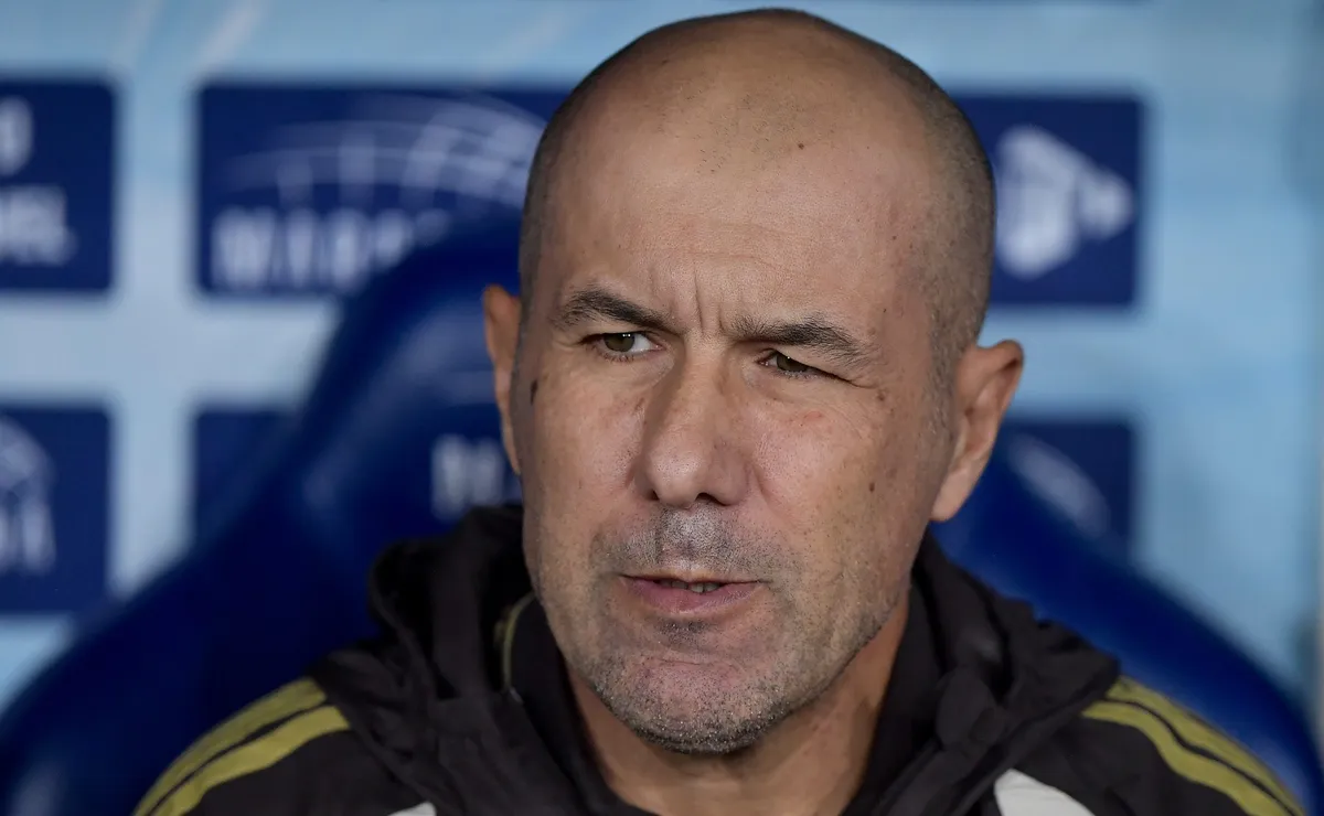 Leonardo Jardim dá leve puxão de orelha em Wallace Yan após amistoso do Flamengo