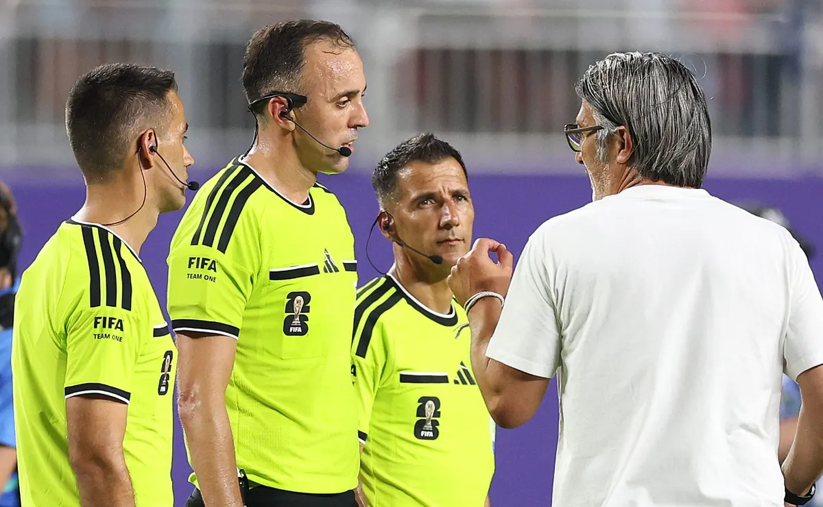 Técnico da Suíça vê erro “inaceitável” da arbitragem por expulsão de Embolo contra a Argentina
