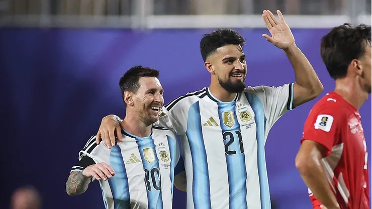 Flaco e Messi comemorando tento argentino