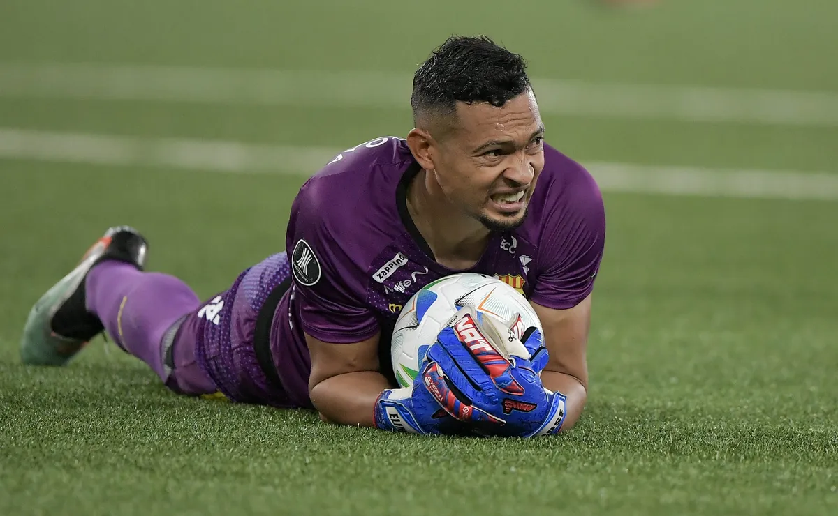 Internacional insiste no goleiro Contreras por convicção de Pezzolano, diz jornalista