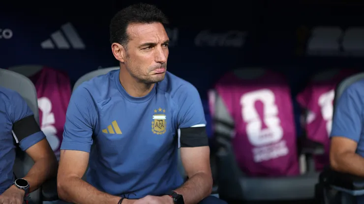 Lionel Scaloni, técnico da Argentina, observa o ambiente antes da partida das quartas de final da Copa do Mundo contra a Suíça. (Photo by Carl Recine/Getty Images)