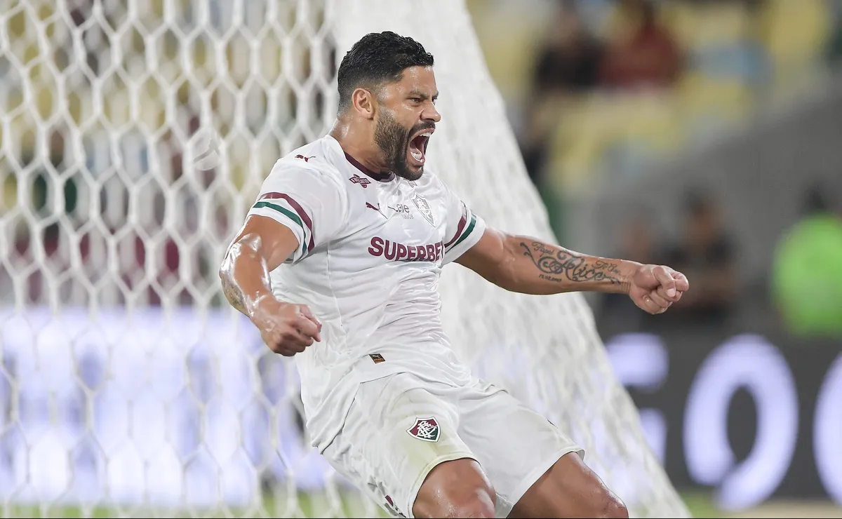 Hulk marca o primeiro gol pelo Fluminense em amistoso contra o Bahia após cobrança de pênalti