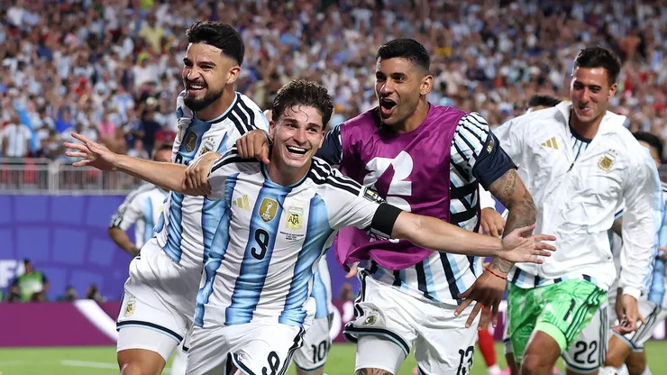 Álvarez comemorando gol na Copa. (Photo by Carl Recine/Getty Images)