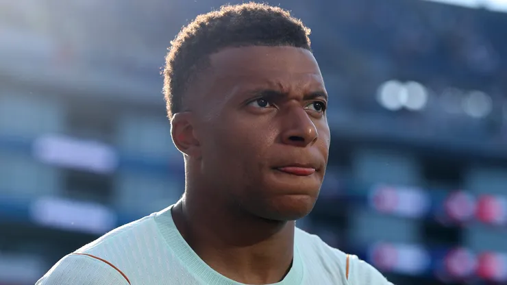 Kylian Mbappé observa o cenário após a vitória por 2 a 0 na partida das quartas de final da Copa do Mundo entre França e Marrocos. (Photo by Molly Darlington/Getty Images)
