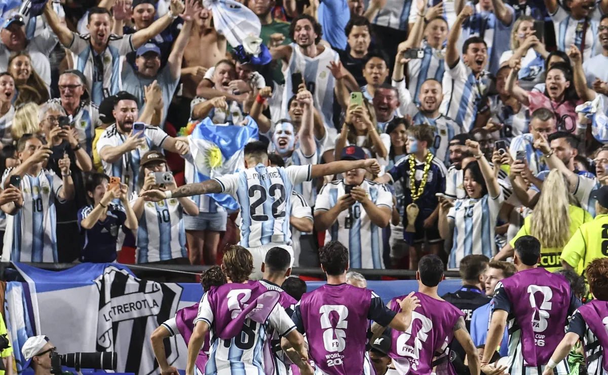 Árbitro errou? Lautaro Martínez festejou gol na arquibancada e escapou de expulsão ‘por regra’